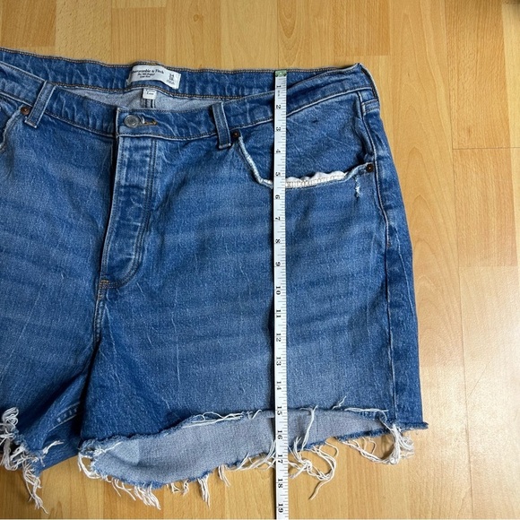 Abercrombie & Fitch The 90’s Baggy Low Rise Denim Cutoff Shorts Size 34 - Picture 7 of 8